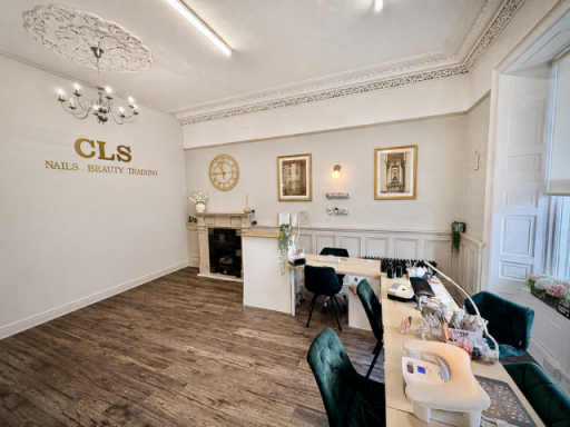 large nail room